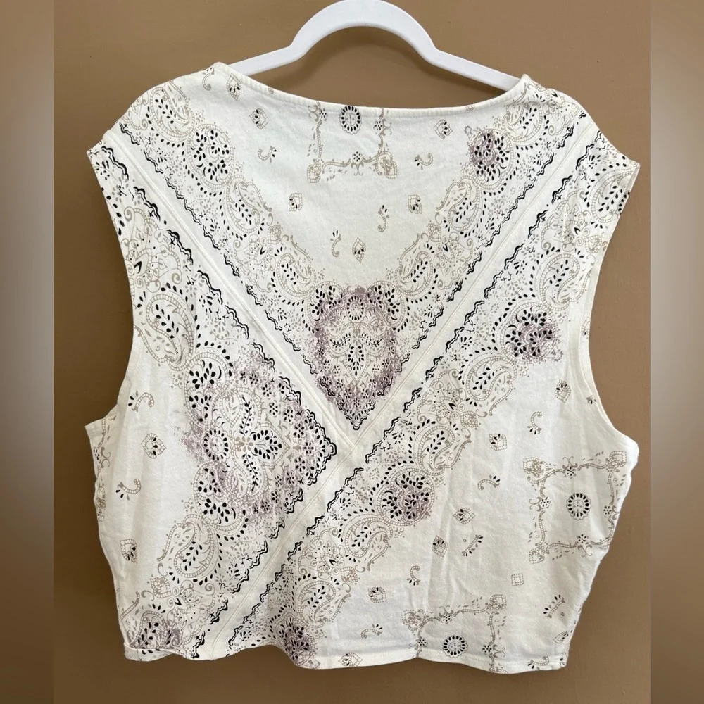 Henna-like print on comfortable white cotton with beaded details Boxy fit - Picture 6 of 6